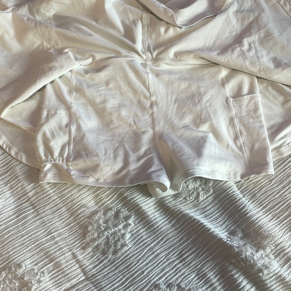 Free people movement white skirt with blue tint on back.Size large - Picture 4 of 4